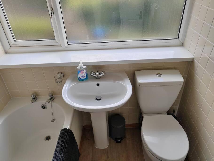 Cosy Brighouse 3 Bed House-Great For Contractorsアパートメント エクステリア 写真
