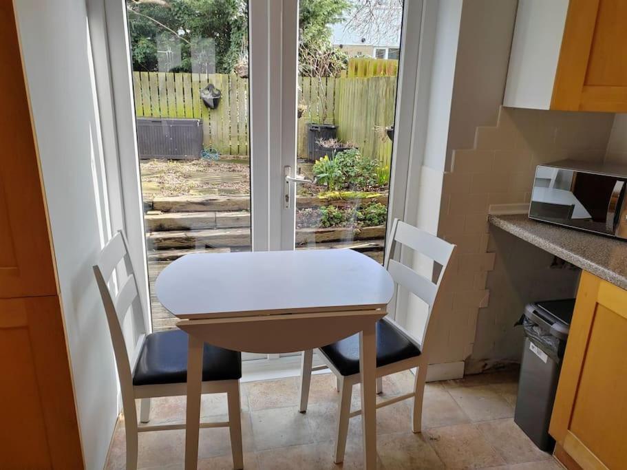 Cosy Brighouse 3 Bed House-Great For Contractorsアパートメント エクステリア 写真
