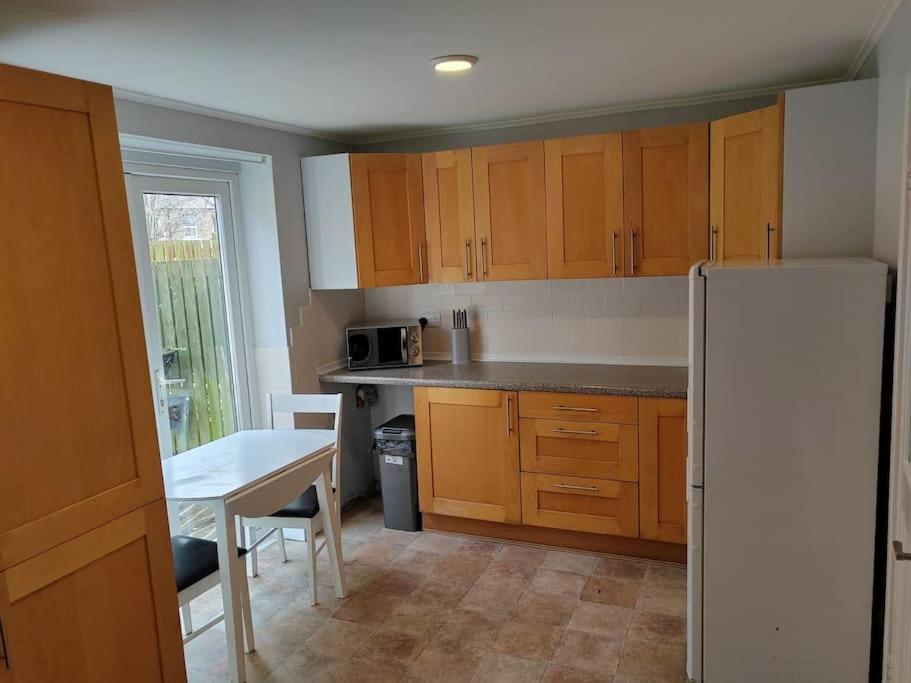 Cosy Brighouse 3 Bed House-Great For Contractorsアパートメント エクステリア 写真