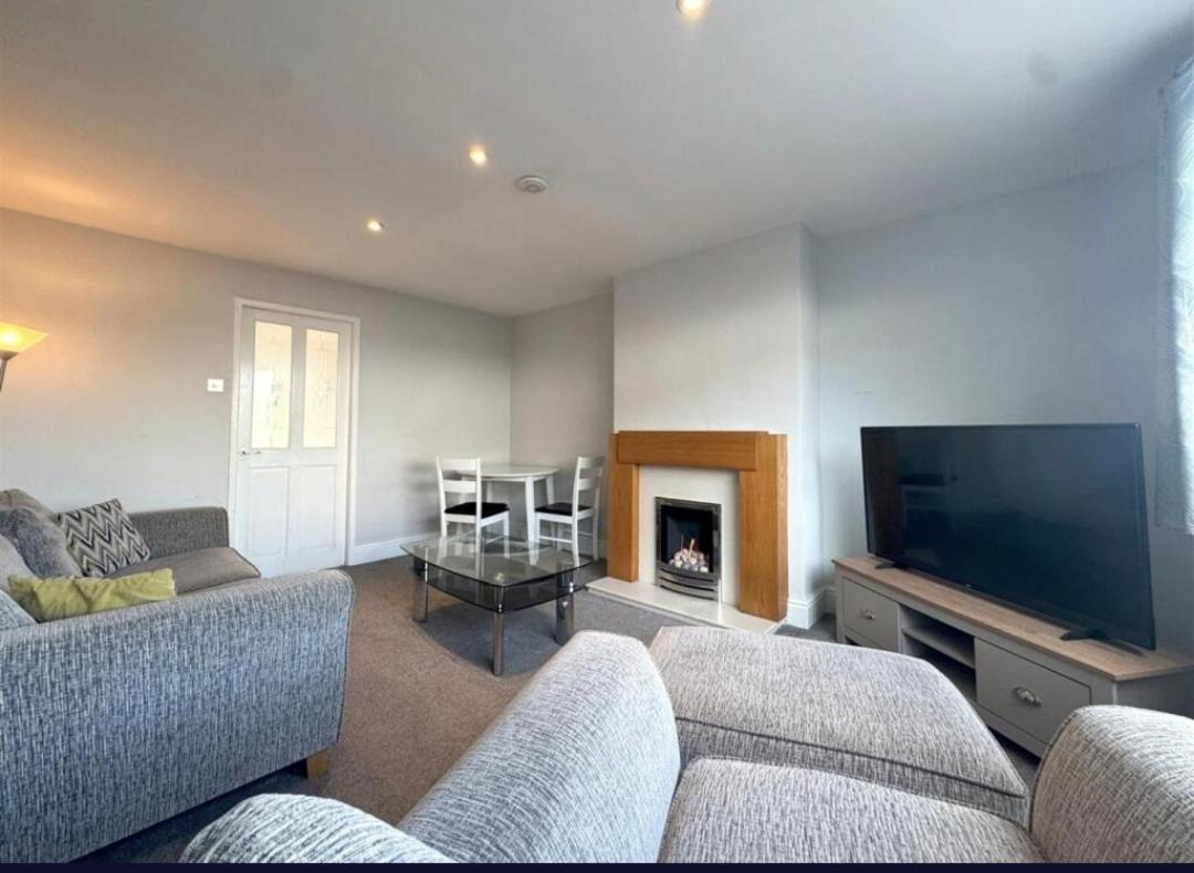 Cosy Brighouse 3 Bed House-Great For Contractorsアパートメント エクステリア 写真